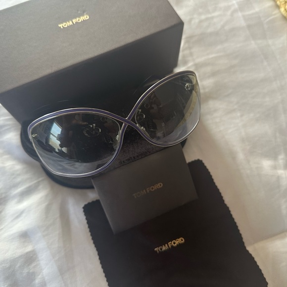 💯Percent authentic Tom Ford sunglasses 🕶️ - Picture 7 of 7